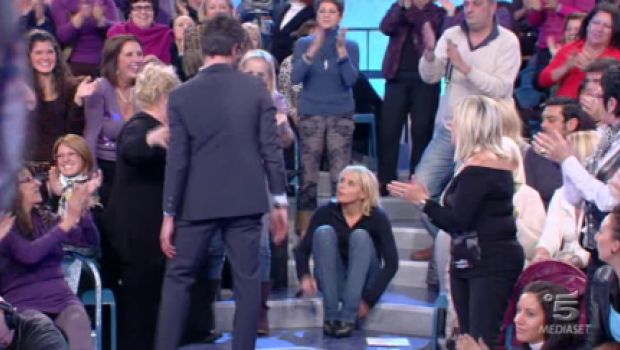 Uomini e donne: Federico D’Aguanno festeggia la promozione a tronista in studio