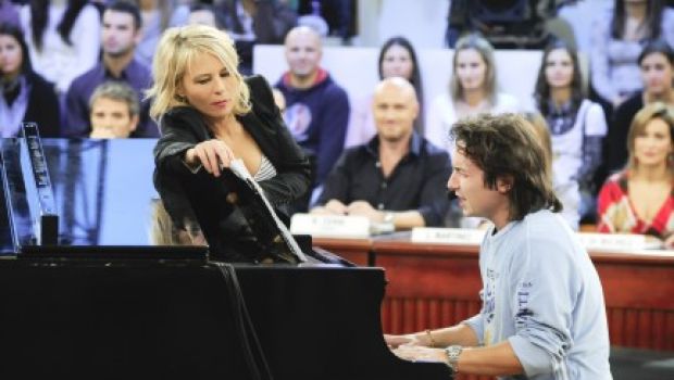 Amici di Maria De Filippi – il nono speciale in liveblogging. Enrico Nigiotti resta nella scuola, ospite Checco Zalone. Presentato ufficialmente il cd Sfida