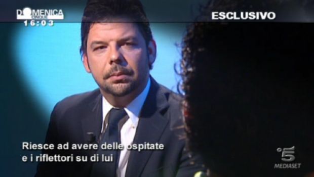 Domenica Cinque allo sbando. La soap di Matteo Guerra “diventa una cosa seria”: si presta persino Salvo Sottile