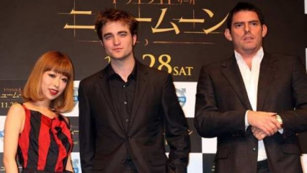 Aspettando New Moon – le foto di Robert Pattinson e Chris Weitz alla conferenza stampa giapponese