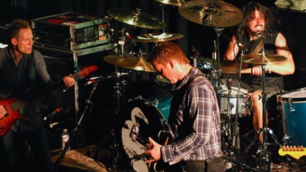 Them Crooked Vultures: nuovo brano in free download su iTunes