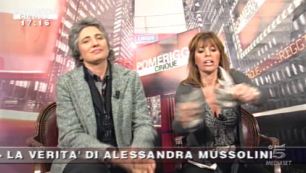 Alessandra Mussolini furiosa a Pomeriggio Cinque contro Sgarbi: strappa Il Giornale che la avrebbe diffamata (video)