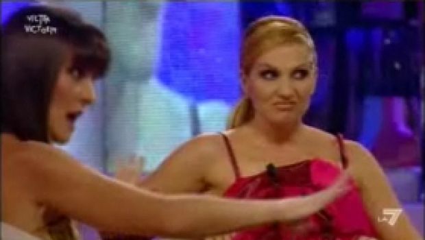 Lorella Cuccarini, anche a Victor Victoria non abbassa la cresta. Ma si emancipa con stile da Baudo (video)