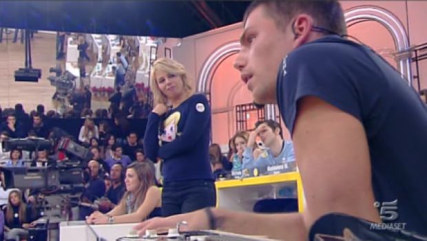 Amici, Enrico Nigiotti contro la Celentano: “Lo show è il nostro, non il suo”. E contro un discografico: “Non sa cosa dice”