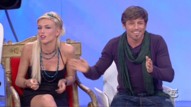 Uomini e Donne: Angelo Lella, fratello della tronista Laura, contro Gianni Sperti: “Il programma è un cesso per colpa tua”
