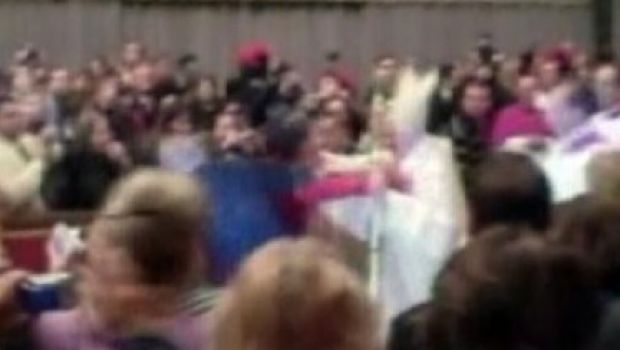 Ascolti Tv di giovedì 24 dicembre 2009: Affari Tuoi e la Messa di Natale con il Papa i più seguiti alla vigilia. Una poltrona per due a 3 milioni, Striscia il più visto a 5