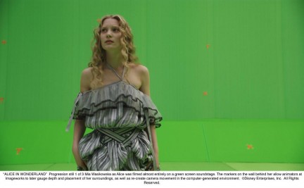 Alice nel Paese delle Meraviglie di Tim Burton: Mia Wasikowska immersa nello scenario animato