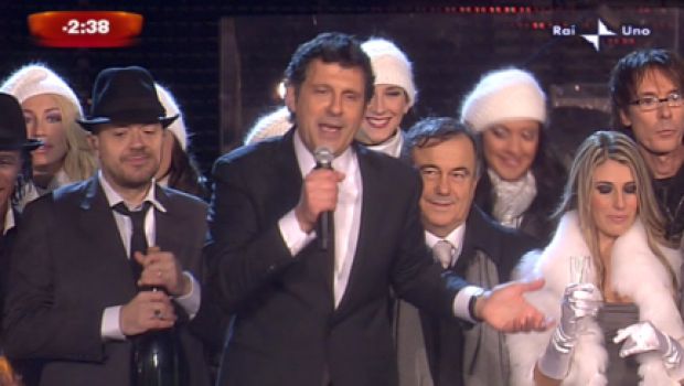 L’Anno che Verrà – I bambini di Ti lascio una canzone a Ballando con le Stelline. Valentina Bigiarelli è la prima Miss dell’anno. Frizzi fa “un bagno” di folla