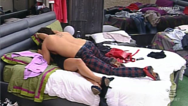 Grande Fratello Speciale Capodanno – George alla mezzanotte: “Sciò, io e Carmela dobbiamo fare l’amore”