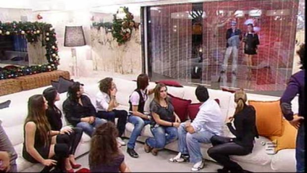 Ascolti Tv di lunedì 4 gennaio 2010: Grande Fratello 10 vince anche sull’ultima di Un caso di coscienza toccando il 27% e oltre 6 milioni. La fiction con Somma chiude al 22%