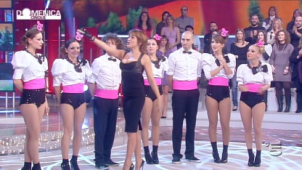 Domenica Cinque – Caccia al nuovo valletto con “Valletto got Talent”. Barbara D’Urso da’ un taglio al look. Ospiti Al Bano e Corinne Clery