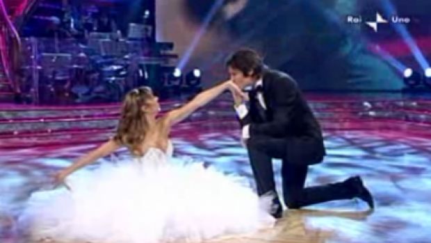Ascolti Tv di sabato 9 gennaio 2010: trionfo di Ballando con le stelle che con il 29% e 6 milioni vince su Io canto, al 21% e 5 milioni. Amici ottiene il record di oltre 4 milioni 200mila e il 26%