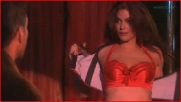 Lo strip di Teri Hatcher in Desperate Housewives 6 (video spoiler)