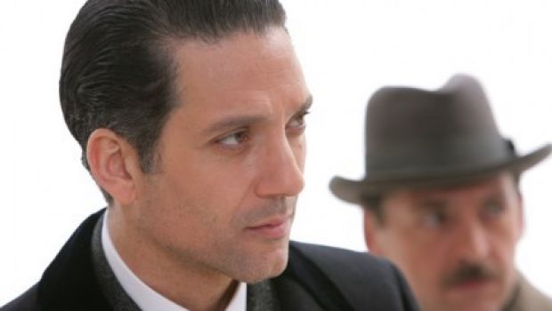 Ascolti Tv di domenica 17 gennaio 2010: Lo scandalo della banca romana vince con quasi 6 milioni e il 24%. Amici parte con il 23,40% e 4 milioni e mezzo. Ottimi ascolti per Rambo e NCIS
