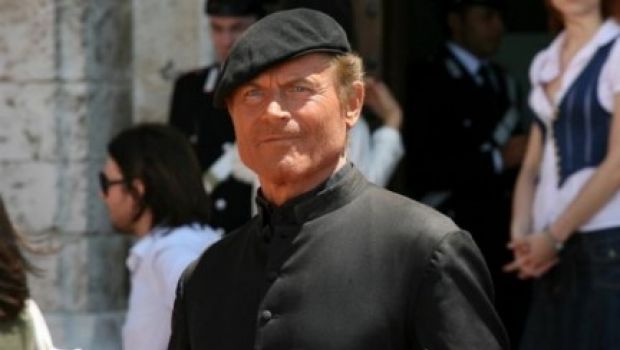 Ascolti Tv di giovedì 21 gennaio 2010: Don Matteo leader supera Invasion. Molto bene Annozero con il 19,40% e Matricole e Meteore con il 13%. Uomini e Donne over al 24,97%. Glee visto da 183.000/255.000