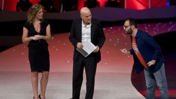 Ascolti Tv di martedì 26 gennaio 2010: Zelig vince con 6 milioni e supera Io e mio figlio (17,96%). Ottimo Ballarò e Dr. House