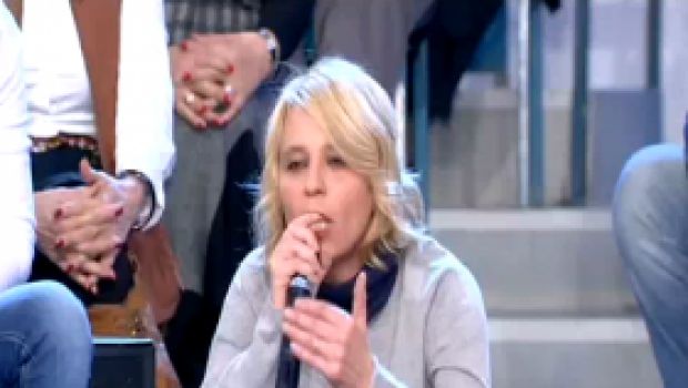 Uomini e Donne – Maria De Filippi caccia la tronista Laura Lella: “Questa scelta è una presa per il… Non metterai più piede qui”