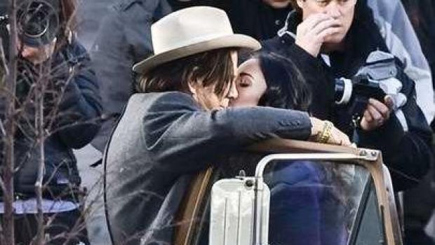 Megan Fox e Mickey Rourke si scambiano un bacio sul set di Passion Play