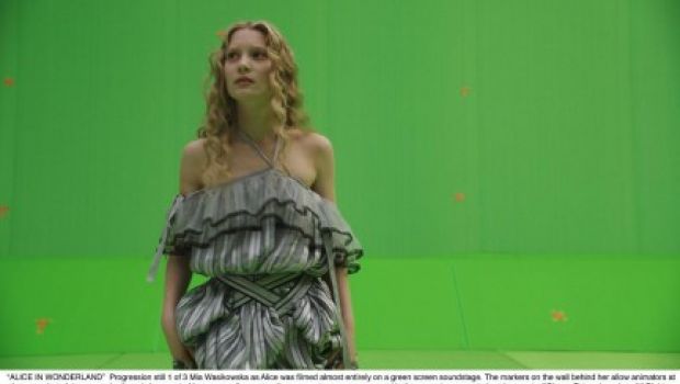 Alice nel Paese delle Meraviglie di Tim Burton: Mia Wasikowska immersa nello scenario animato