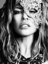 Kylie Minogue al lavoro sul nuovo album (e in posa su Max)