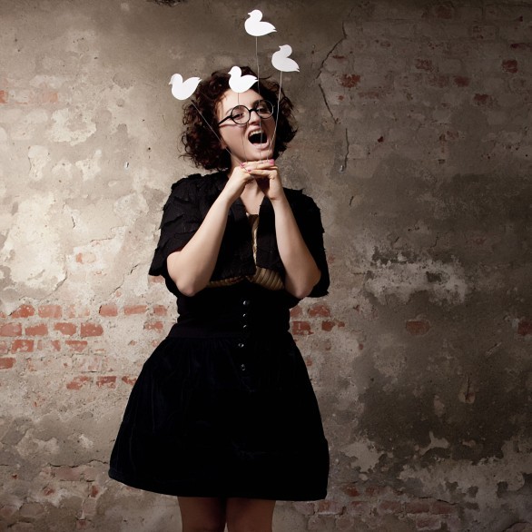 Sanremo 2010: Arisa con lo strano trio “Sorelle Marinetti”