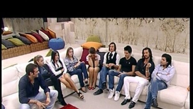 Ascolti Tv di lunedì 1 febbraio 2010: Grande Fratello 10 batte Sant’Agostino anche in sovrapposizione totalizzando il 29,51% di share e 6.700.000 telespettatori. Buon esordio per CentoXCento