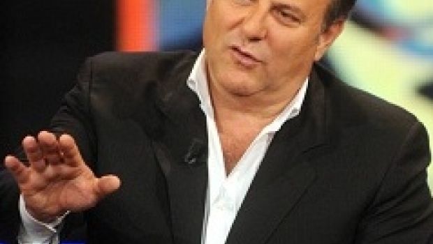 Gerry Scotti presentatore del Festival di Sanremo 2011? Il conduttore al Chiambretti Night: “Se me lo chiedono, voglio Piero e Caterina Murino”