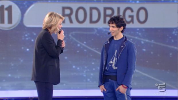 Amici – eliminato alla prima sfida Rodrigo. La Celentano contro la De Filippi: “Scandalo, non è più un talent show”. Allora la commissione era ignara del provvedimento?