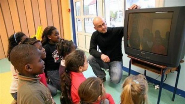 Francia, dieci giorni senza tv per bambini e genitori