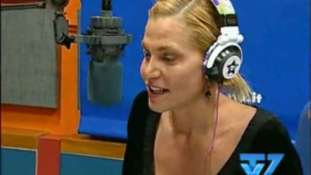 Simona Ventura a tutto campo: “L’Isola non è un reality ma un evento. Io e la De Filippi siamo amiche, ma X Factor ha cambiato Amici. E Lele Mora ha preferito Corona a me”