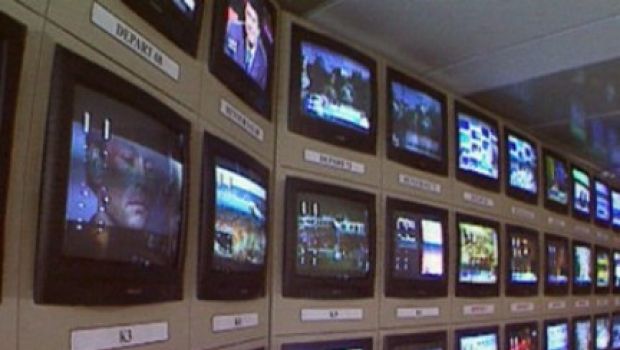 “L’Auditel? Si può anche barare.” Lo dice un’arpista che per 15 anni ha avuto in casa il meter. “Mi piaceva la Franzoni e Novi Ligure”