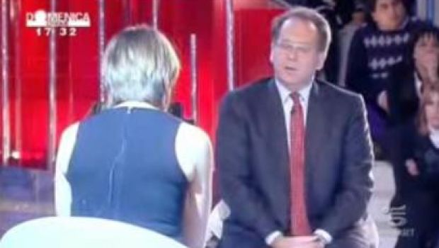 Alessandro Cecchi Paone a Domenica Cinque parla di conduttori segretamente gay e invita Tiziano Ferro e Renato Zero a dire la verità sulla loro sessualità (video)