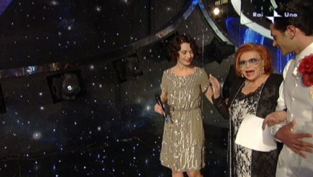 Sanremo Question Time – Quarta puntata. Per Mazzi “kitsch” l’omaggio a Nilla Pizzi. Clerici nel mirino per le “tette strizzate”