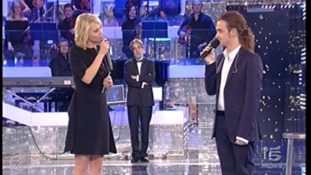 Amici 9 – La sesta puntata del serale in liveblogging. Ospite d’eccezione Valerio Scanu. Eliminata Grazia Striano. Maria invita Noemi, Cristicchi e Fornaciari