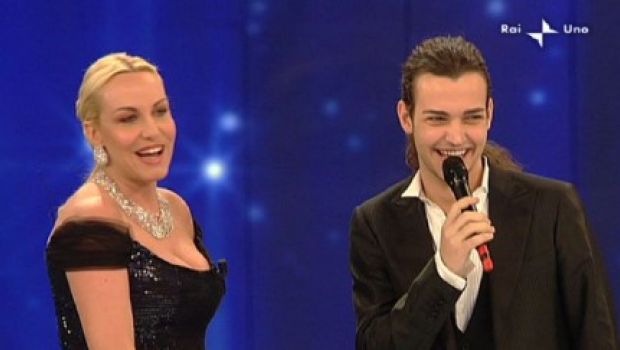 Sanremo hot – De Sica forfait: la Rai non ha comprato il film del figlio. Ferro non stava male, l’orchestra aizzata per copione. Cachet stellari: 120mila per Bonolis, 250mila per Ezralow