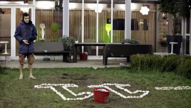 Domani puntata n. 19, semifinale, del Grande Fratello 10. Veronica e Carmen si confrontano con gli altri, doppia eliminazione