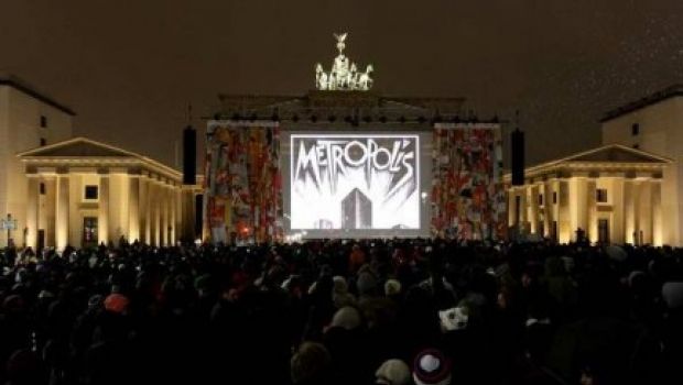 60° Festival di Berlino – il red carpet di My Name is Khan e di Howl, Metropolis alla Porta di Brandeburgo
