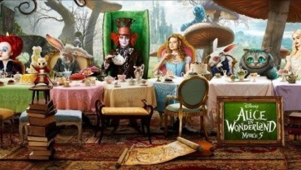 Aspettando la recensione in anteprima, clip inedita per Alice in Wonderland: ecco Alice, la Regina di Cuori e il bianconiglio