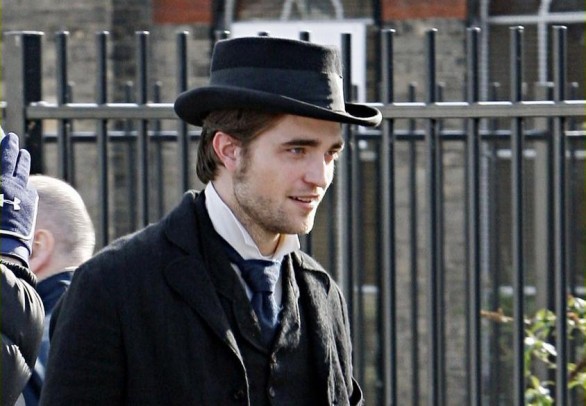 Robert Pattinson sul set londinese di Bel Ami