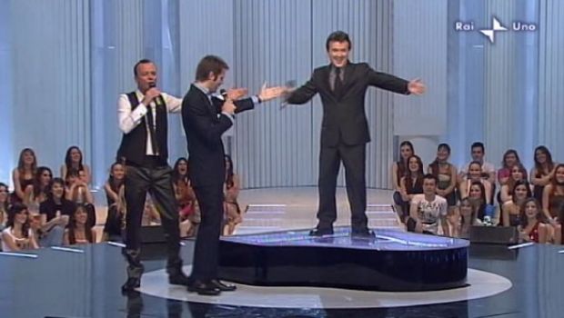 Gigi D’Alessio Questo sono io – Anna Tatangelo a sorpresa con Clerici (Heidi), Pupo e Filiberto. Striscia va in onda su RaiUno.