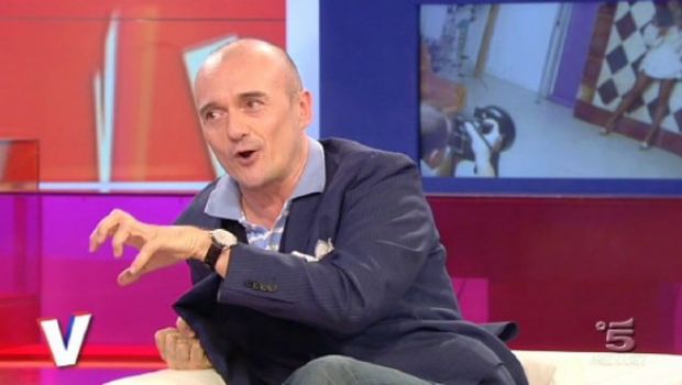 Alfonso Signorini a Verissimo: “Una nota conduttrice Rai fa sesso con un ex-tronista”