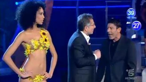 Ascolti Tv di venerdì 26 marzo 2010: Ciao Darwin 6 ancora leader con 6 milioni (26,10%) batte Ciak si Canta (17,72%). Coliandro superato nuovamente da CSI