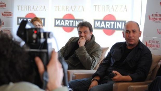 Mine Vaganti: Ferzan Ozpetek e Riccardo Scamarcio, Nicole Grimaudo, Alessandro Preziosi, Ennio Fantastichini, Domenico Procacci presentano il film