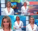Simona Branchetti, sexy telegiornalista del Tg5, fa perdere la testa a un cantautore. Che le dedica un tormentone…