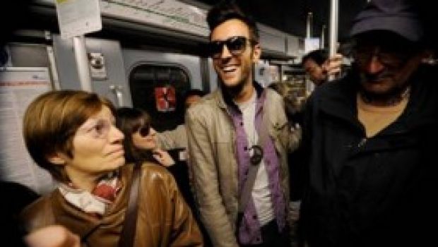 Marco Mengoni, canta live in metrò a Milano: sorpresa di Victor Victoria
