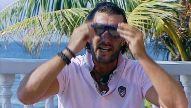 Isola dei Famosi – Rossano Rubicondi contro la produzione: “Qui si rischia di brutto. Tutti incompetenti”. Ventura furiosa