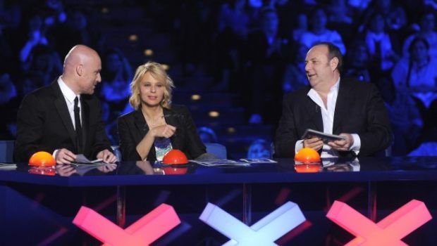 Gerry Scotti le “canta” alla Rai: troppi colpi bassi