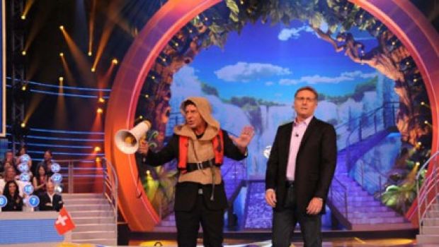 Ascolti Tv di venerdì 16 aprile 2010: contro Inter-Juve Ciao Darwin vince ancora con 6 mln (25,75). Ciak si Canta al 16,69%, Crimini al 7,46%, boom per Fringe