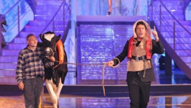 Ascolti Tv di venerdì 23 aprile 2010: eccezionale record per Ciao Darwin 6 con 7 mln 300mila (31,76%), Ciak si Canta  a 4 mln 300 (17,52%). 3 mln per Uomini e Donne