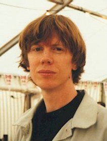 Thurston Moore dei Sonic Youth fa una cover di Burt Bacharach – video